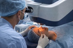 Лазерная коррекция зрения: риски, безопасность и мифы о потере зрения